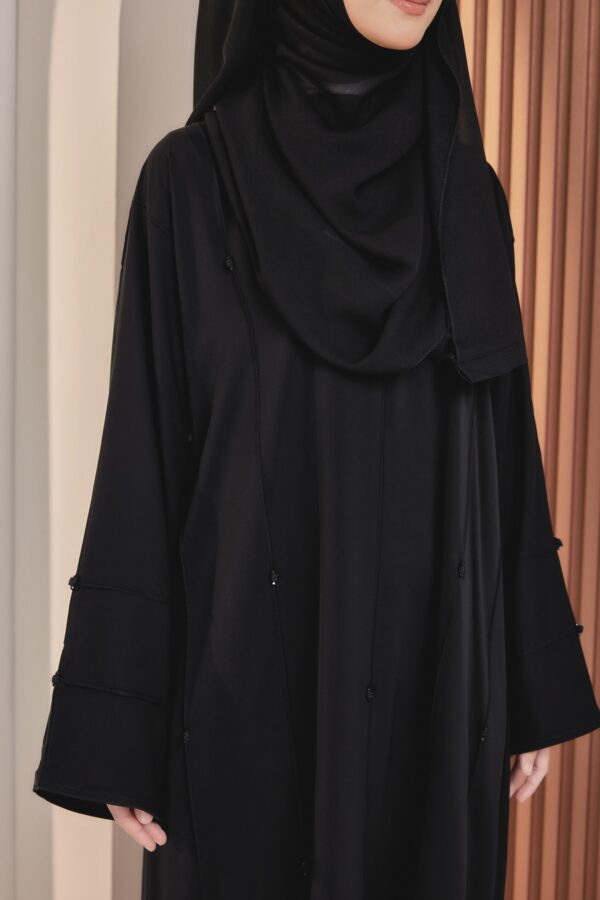 Daisy in Black - Image 4