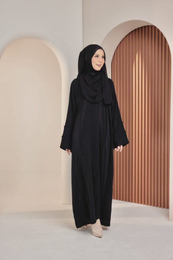 Daisy in Black - Image 3