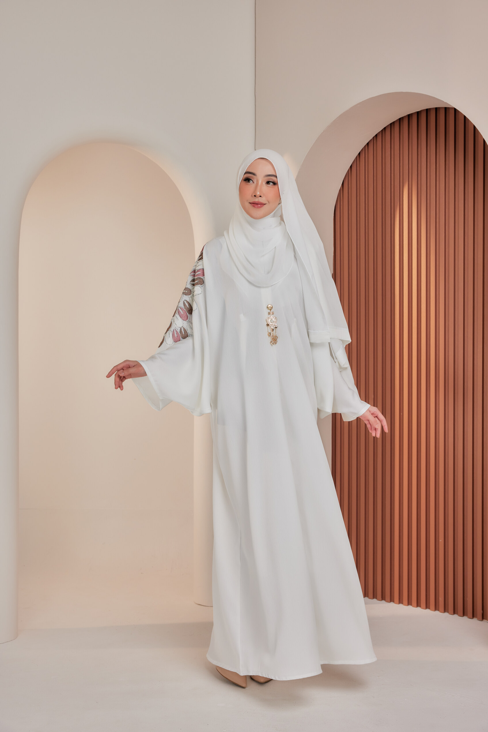 Lily in White - Image 3