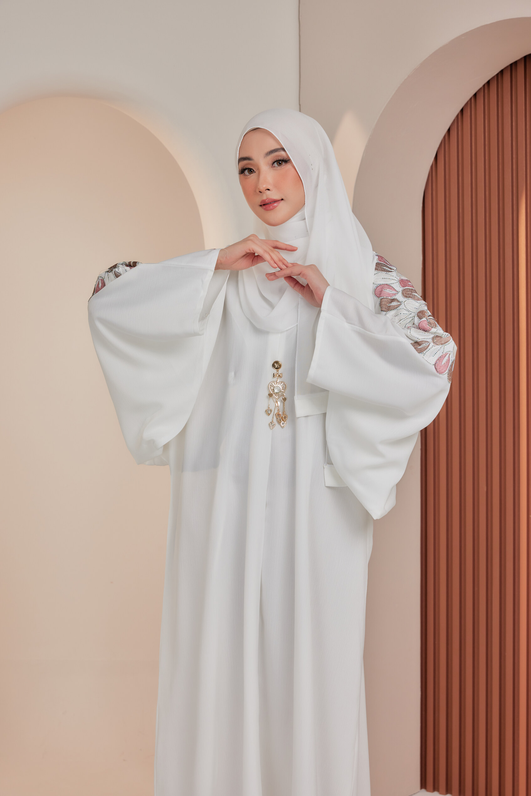 Lily in White - Image 4