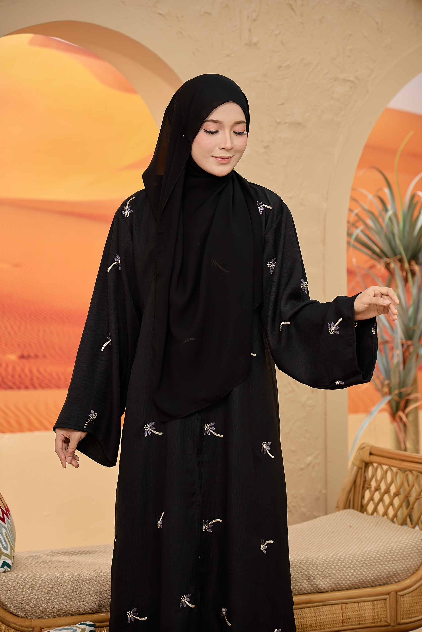 Taleen in Black - Image 2