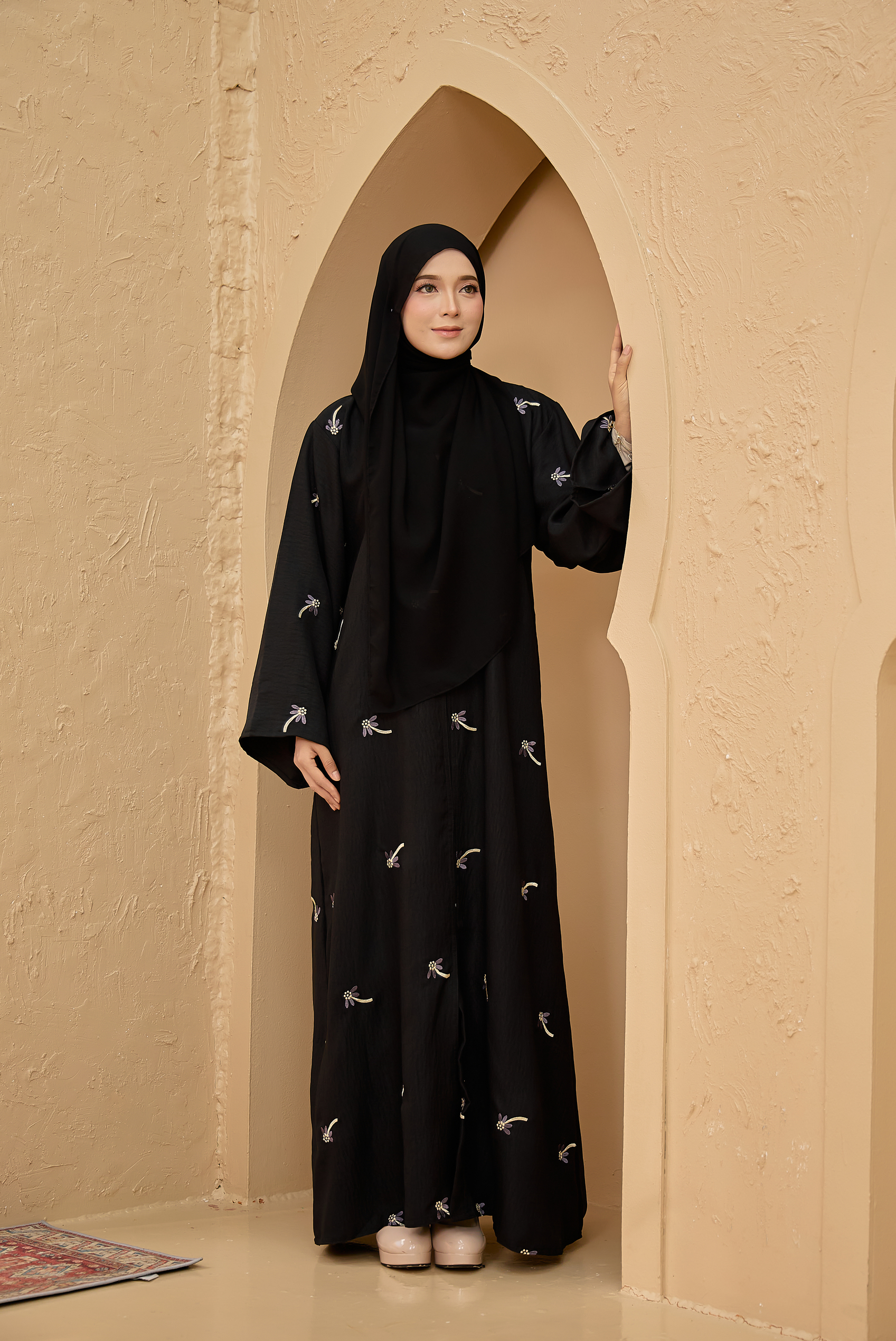 Taleen in Black - Image 4