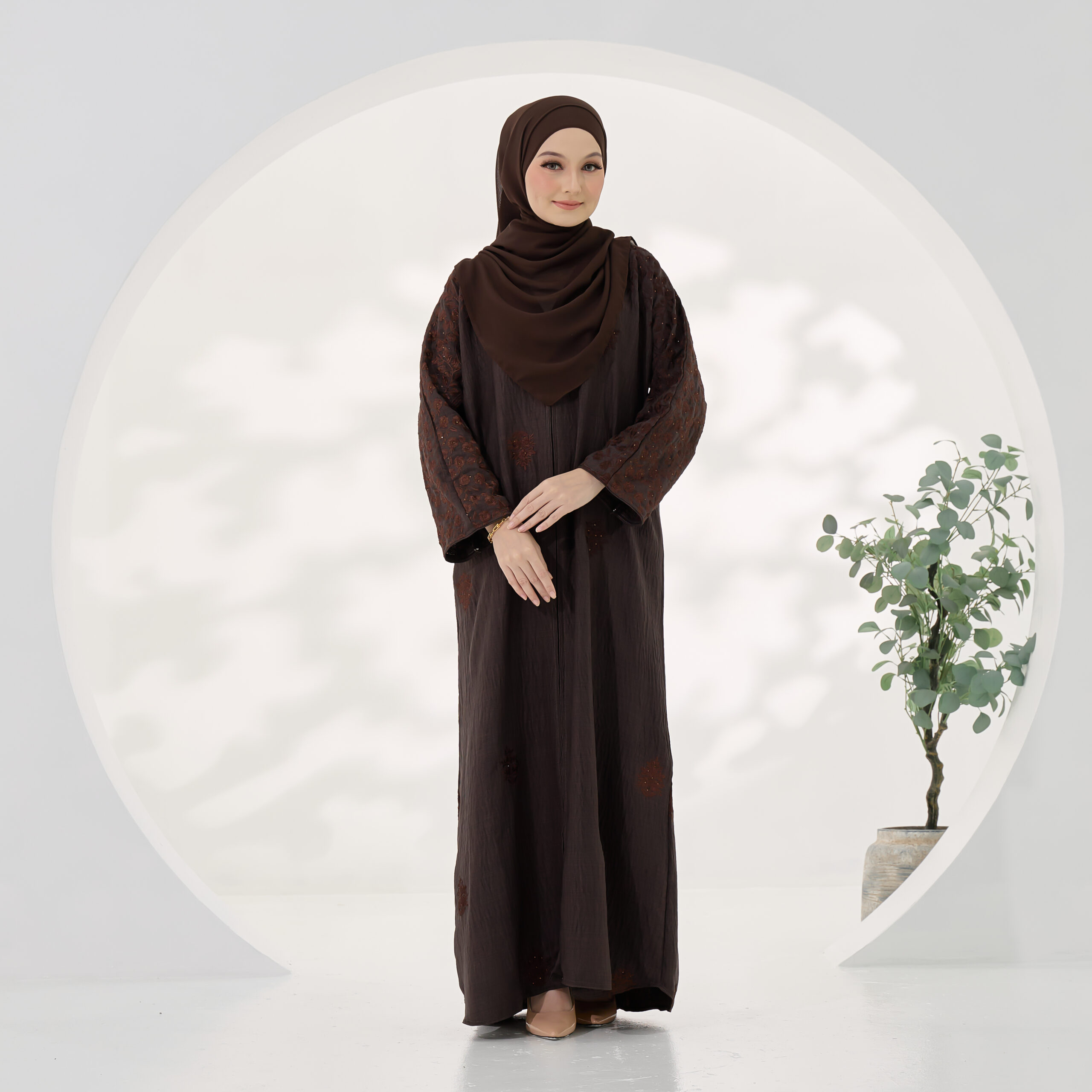 Dania Classic in Rich Brown - Image 5