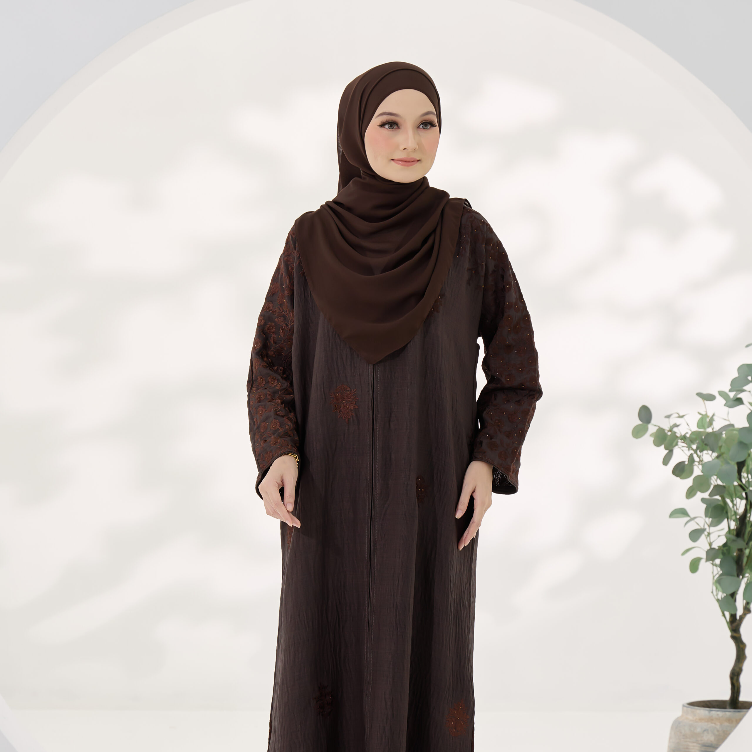 Dania Classic in Rich Brown - Image 4