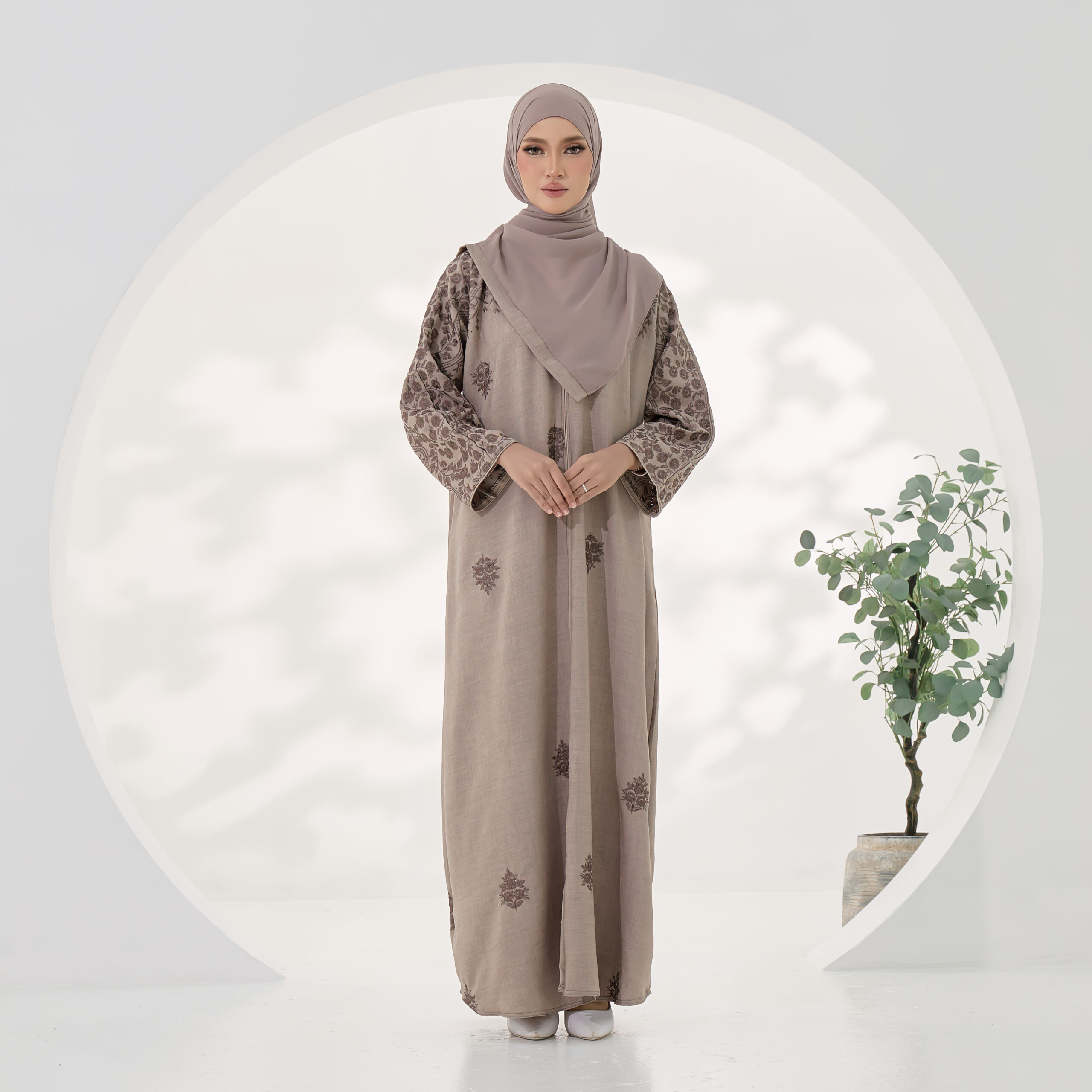 Dania Classic in Taupe Brown - Image 3