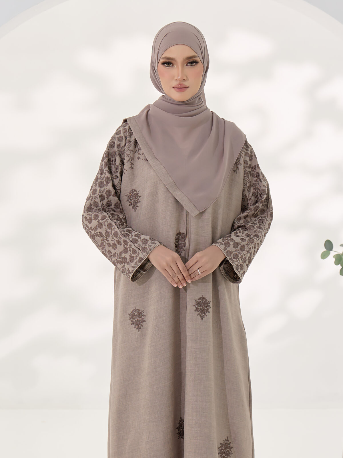 Dania Classic in Taupe Brown