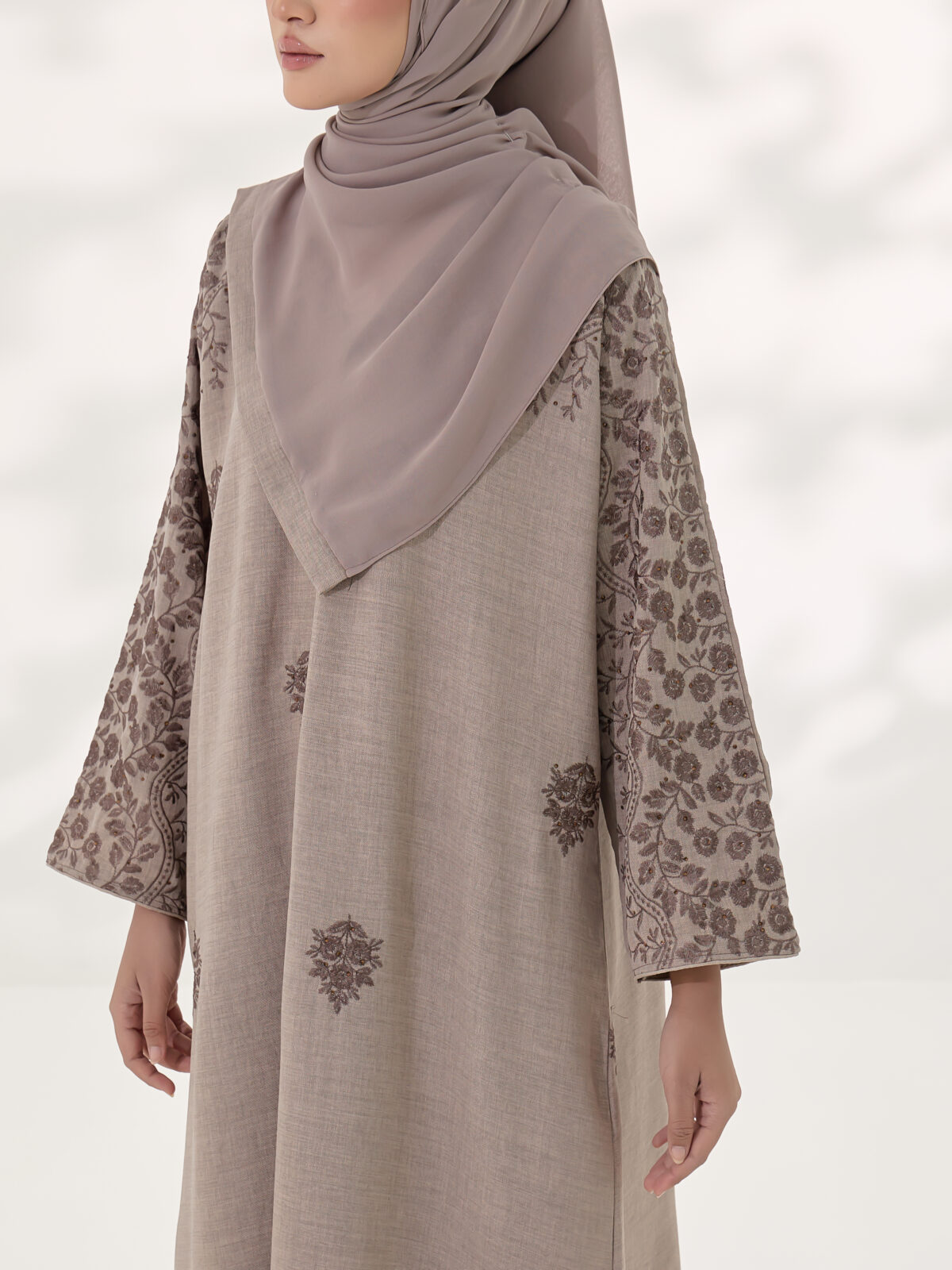 Dania Classic in Taupe Brown