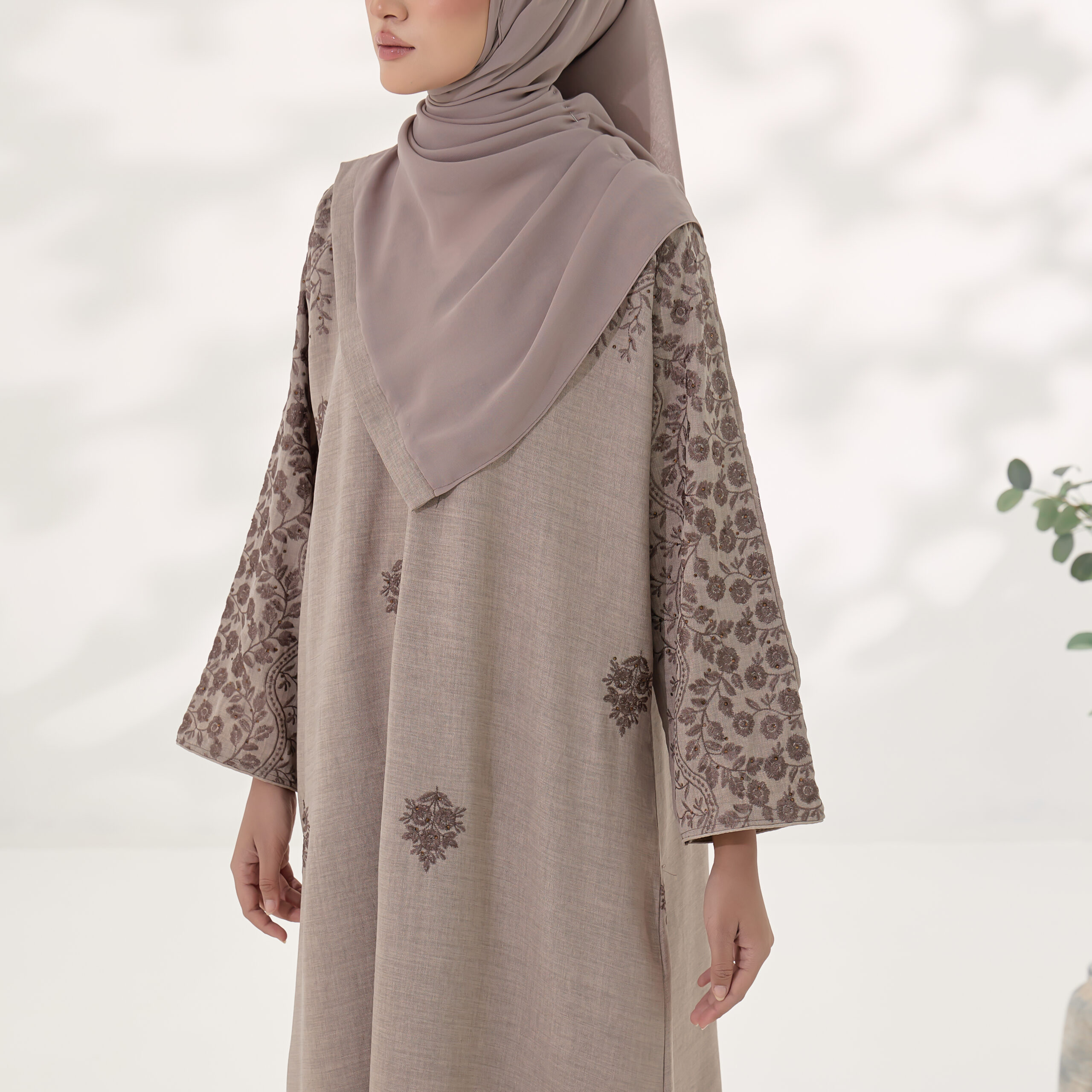 Dania Classic in Taupe Brown - Image 2